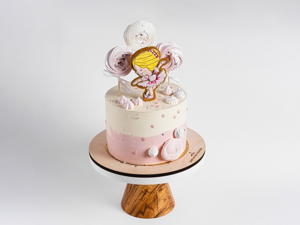 Балерина торт маленький букет из хризантем и гипсофилы