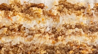 Морковный с орехами и соленой карамелью